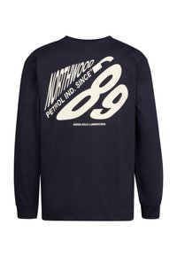 Felpa a maniche lunghe di colore blu navy con testo grafico bianco che riporta "NORTHWOOD PETROL IND. SINCE 89" e elementi di design curvi sul retro.