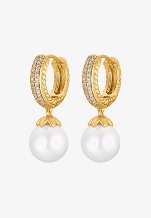 Gouden ringoorbellen met kleine heldere kristallen en witte parel druppels, met een textuuraccent in de vorm van een bloem bovenaan elke parel.