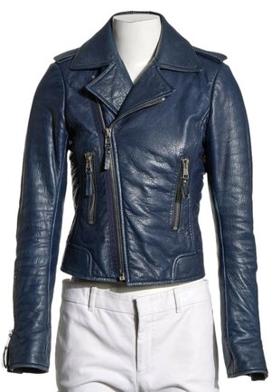 Chaqueta de cuero para motorista azul marino con cremallera frontal asimétrica, dos bolsillos con cremallera y cuello ancho, exhibida en un maniquí con pantalones blancos.