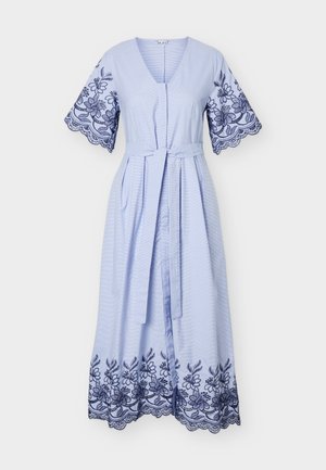 Φόρεμα μέσης μήκους σε ανοιχτό μπλε χρώμα με V-λαιμόκοψη, ζώνη στη μέση και κοντά μανίκια με σκούρα μπλε κεντήματα με λουλούδια στα μανίκια και στο τελείωμα.