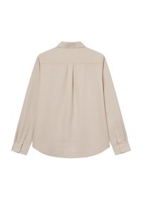 Μπεζ πουκάμισο με μακριά μανίκια και γιακά με κουμπιά, με πιέτες στο πίσω μέρος και μανσέτες με κουμπιά. Λείο ύφασμα με ματ φινίρισμα.