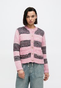 Cardigã de malha com riscas cor-de-rosa e pretas, decote redondo, botões frontais e bolsos. Tecido texturado com um ajuste solto.