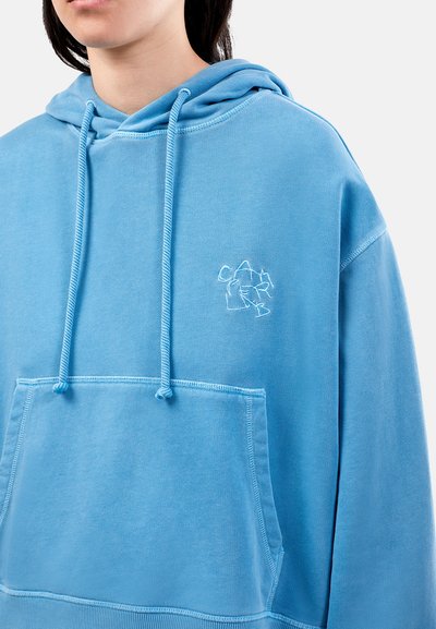 Felpa blu chiaro con tasca frontale, cappuccio con cordino e logo ricamato. Presenta una texture morbida e un design a vestibilità ampia.