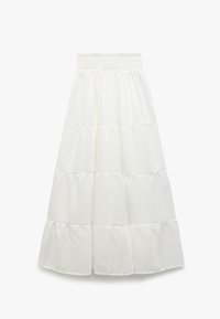 Falda maxi blanca de capa hecha de tejido ligero con cintura fruncida. Presenta una superficie texturizada y un diseño fluido.