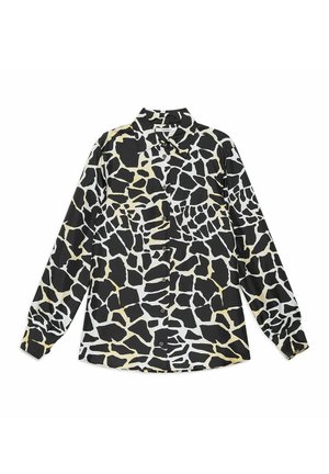 Chemise à manches longues avec boutons, présentant un motif girafe noir, blanc et beige. Le tissu semble lisse; le col est classique; les boutons sont noirs.