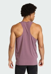 Φόρεμα χωρίς μανίκια σε ανοιχτό μωβ χρώμα με διάτρητη υφή, διαθέτει στρογγυλή λαιμόκοψη και σχέδιο racerback που αναδεικνύει τους ώμους.