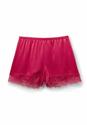 Shorts pour femmes en satin rouge avec ceinture élastique et large bordure en dentelle à l'ourlet, présentés sur fond blanc.