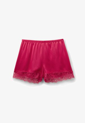 Shorts pour femmes en satin rouge avec ceinture élastique et large bordure en dentelle à l'ourlet, présentés sur fond blanc.