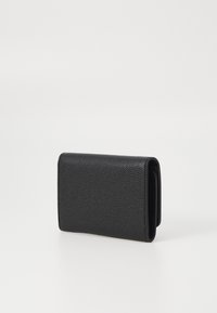 Portofel din piele neagră, cu un exterior texturat, formă rectangulară compactă și un design pliat. Fără hardware sau accente vizibile.