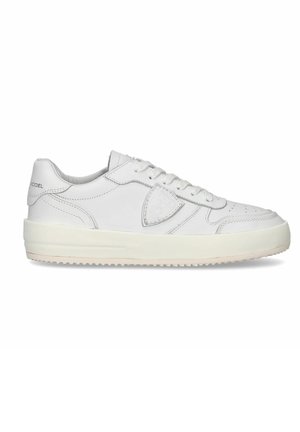Sneaker bianco in pelle con punta perforata, lacci piatti, colletto imbottito e suola in gomma testurizzata. Presenta un piccolo logo sul tallone.