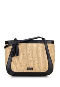 Borsa tote in paglia intrecciata con accenti in pelle nera, caratterizzata da dettagli in frange, forma strutturata e manico a contrasto per un facile trasporto.