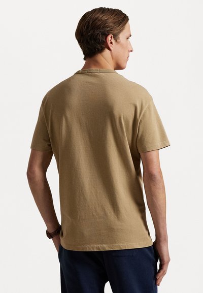 Khaki bomulls t-shirt med rund hals, korta ärmar och avslappnad passform, med en solid textur utan mönster eller synlig hårdvara.