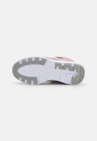 Sneakersåle med hvit base og grå og lys rosa detaljer. Sålemønsteret har rektangulære spor for grep og støtte.