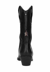 Zwarte leren cowboylaars met stervormige uitsparingen, spitse neuzen en een lage hak. Glad textuur met een strakke, minimalistische vormgeving.