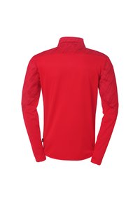 Rode longsleeve shirt met een hoge kraag, voorzien van gestructureerde schouders en mouwen in een vergelijkbare rode tint, gemaakt van een gladde stof.