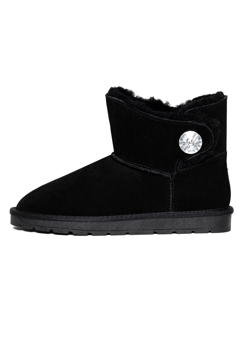 Stivaletto in suede nero con punta rotonda, interno morbido e bottone decorativo argentato sul lato. Suola in gomma testurizzata.