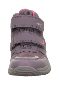 Fialová vysoká obuv s síťovinou a nubukovými materiály, se dvěma suchými zipy a texturovanou gumovou podrážkou. Doplňkové detaily v růžové barvě.