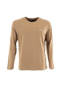 T-shirt beige a maniche lunghe in cotone con scollatura rotonda. Presenta una piccola etichetta con logo sul lato sinistro del petto e maniche aderenti.