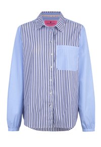 Blau-weiße gestreifte Hemdbluse mit einer Tasche, die auf der Vorderseite vertikale Streifen und auf einem Ärmel horizontale Streifen aufweist.