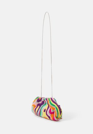 Sac à épaule tricoté coloré avec un motif abstrait ondulé en violet, orange, vert, rose et jaune, avec une fine bandoulière chaîne argentée.