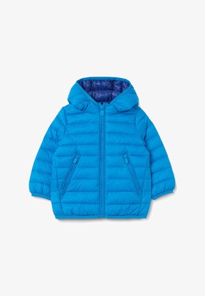 Blauwe pufferjack met capuchon, voorzien van een gevoerd ontwerp, een rits aan de voorkant en twee zijzakken. De binnenkant heeft een contrasterende donkerblauwe voering.