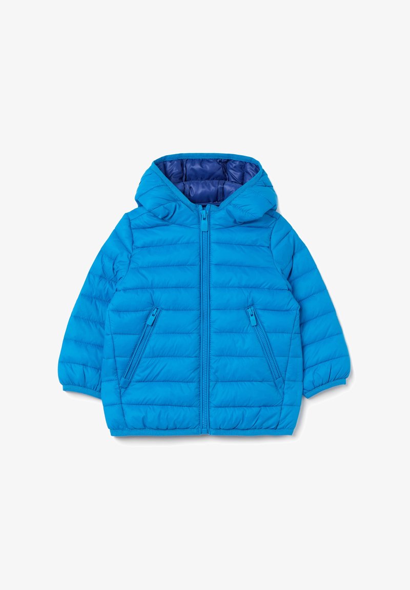 Doudoune bleue avec capuche, dotée d'un design matelassé, d'une fermeture éclair à l'avant et de deux poches latérales. L'intérieur présente une doublure d'un bleu plus foncé en contraste.
