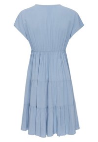Světlomodré tiered šaty vyrobené z měkké tkaniny, s krátkými rukávy, kulatým výstřihem a nařasením v pase.