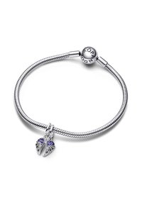 Bracciale d'argento con un design attorcigliato, caratterizzato da due ciondoli a forma di ala decorati con pietre blu e trasparenti. Chiusura arrotondata contrassegnata "Pandora."