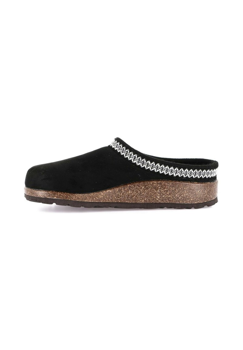 Zoccoli neri in suede con una suola in sughero marrone texture. Presentano un bordo intrecciato in argento lungo il bordo superiore. Design slip-on, tacco basso.