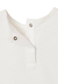 Weißes Baumwollhemd mit runder Ausschnittlinie, zwei silbernen Druckknöpfen und einem glatten, strukturierten Stoff. Klarer und schlicher Design.