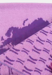 Tessuto a fantasia viola e rosa con una texture liscia, caratterizzato da design astratti e dettagli di cucitura lungo i bordi.