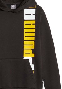 Felpa nera con cappuccio in misto cotone, dotata di tasca a marsupio e stampa verticale del logo "PUMA" in bianco e giallo su un lato.