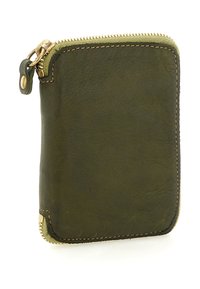 Portafoglio in pelle verde scuro compatto con zip dorata parzialmente aperta, dettagli di cucitura visibili lungo i bordi.