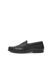 Schwarze Lederloafers mit glatter Oberfläche, ausgestattet mit gen�ähten Akzenten und einem schlupfbaren Design. Flache Sohle mit minimalem Profil.