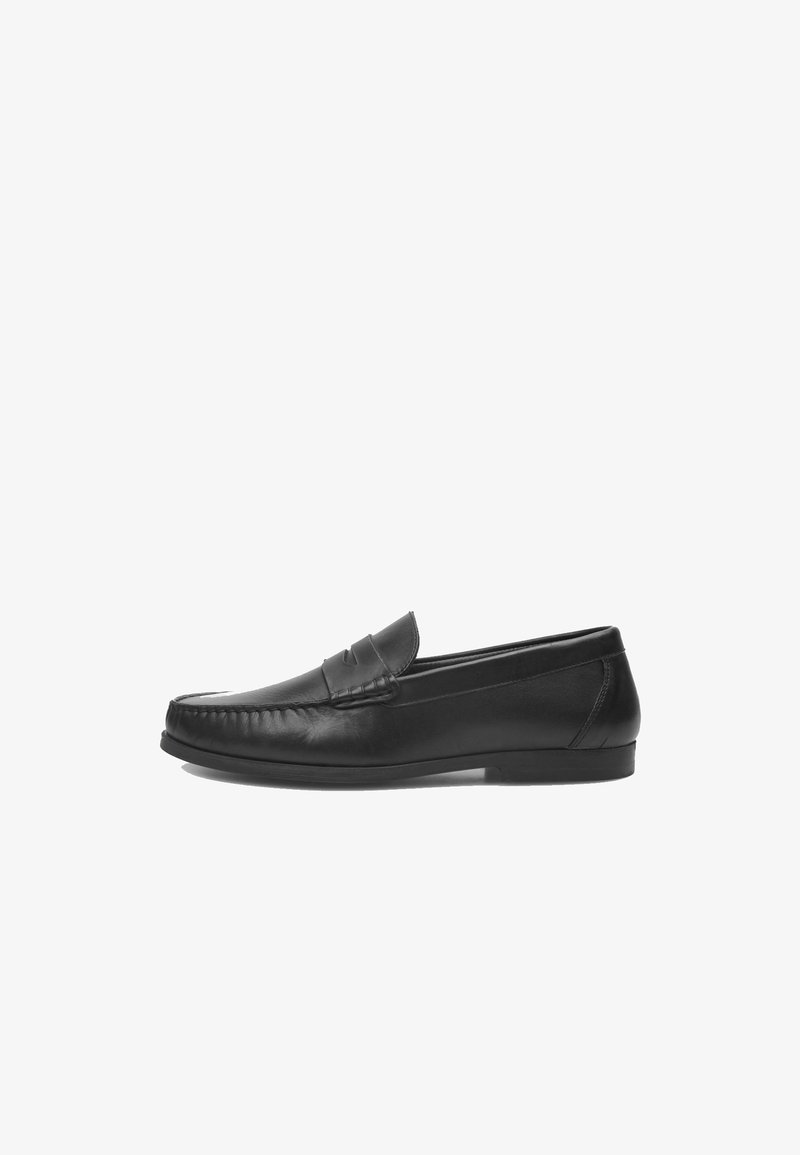 Mustad nahast loafersid siledal viimistlusel, kaunistatud pidevate õmblustega ning kergesti jalga tõmmatava disainiga. Lame tallaga, millel on minimaalselt mustrit.