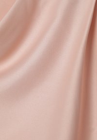 Tela de satén rosa pálido y suave con pliegues delicados y un sutil brillo que refleja la luz.