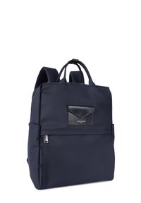 Sac à dos en nylon marine avec un détail de poche en cuir, de forme rectangulaire, avec des bretelles rembourrées, une poche zippée à l'avant et un accent logo en cuir.