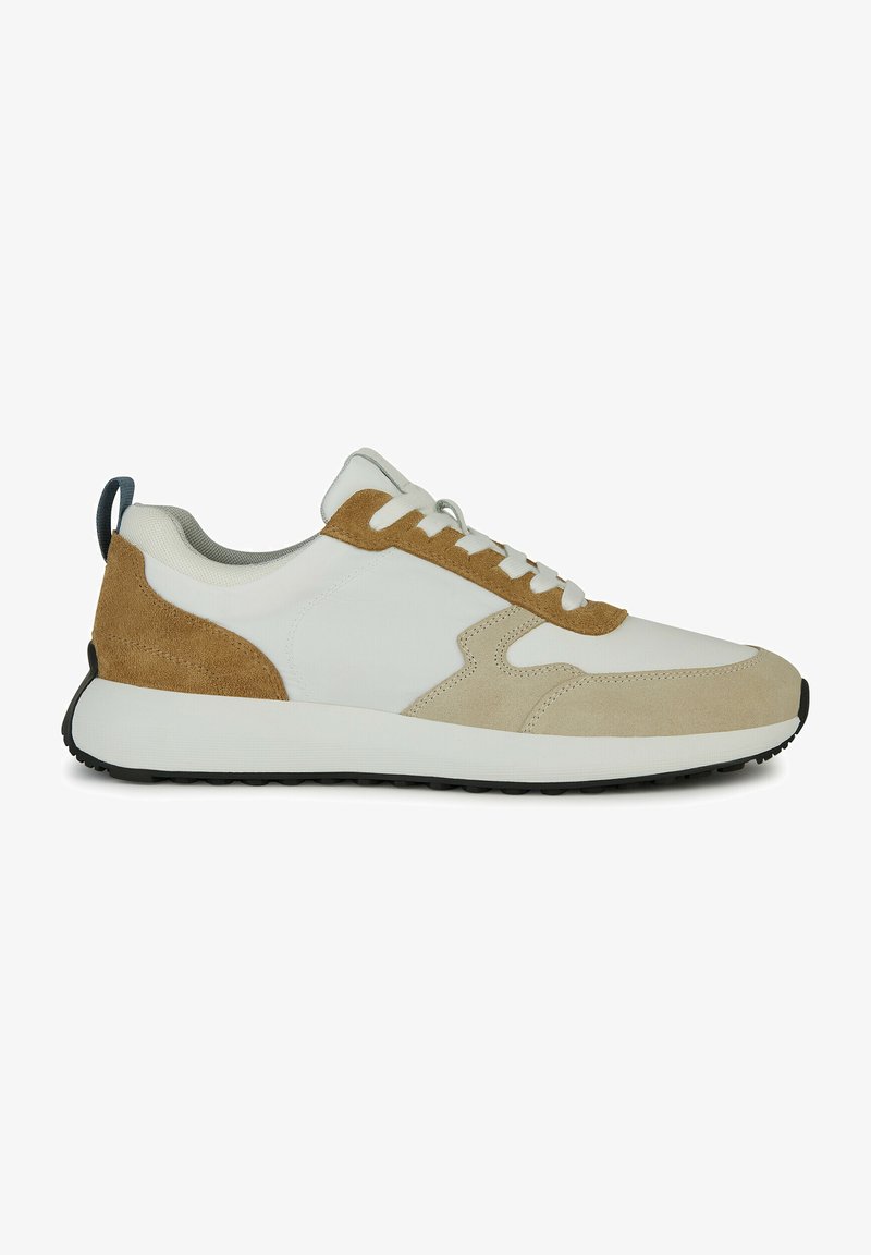Sneaker bianca con accenti in suede tan, linguetta grigia e lacci bianchi. Presenta una suola in gomma testurizzata e un design cucito sulla parte superiore.