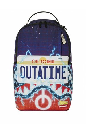 Zaino con design blu e rosso caratterizzato da motivi di fulmini, motivo della targa "OUTATIME" e un'icona del simbolo di potenza ben visibile.