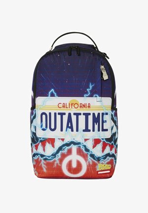 Zaino con design blu e rosso caratterizzato da motivi di fulmini, motivo della targa "OUTATIME" e un'icona del simbolo di potenza ben visibile.