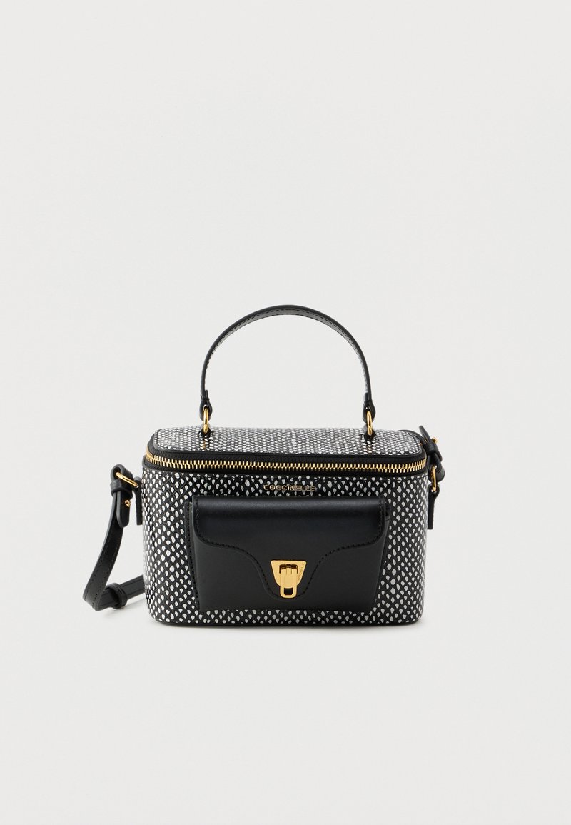 Melnbalts rokassomiņa ar augšējo rokturi, zelta rāvējslēdzēju un priekšējo kabatu. Ir noņemams plecu siksna daudzpusībai.