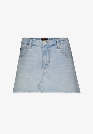 Hele roosa ribiga t-särk lühikeste varrukatega, kombineeritud heledast denimsärkidest mini-seelikuga, millel on kätendav äär, ja mustad lamedad kingad.