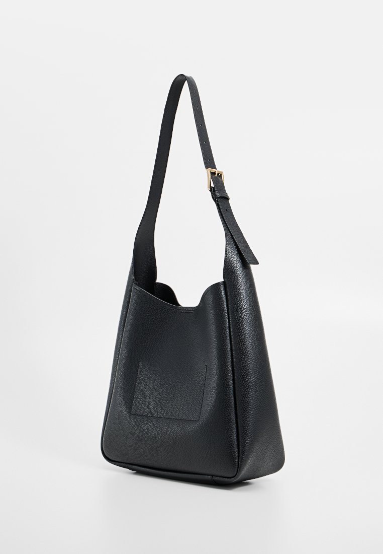Schwarze Lederhandtasche mit strukturiertem Finish, lässigem Design und verstellbarem Tragegurt. Verfügt über einen Ausschnitt an der Oberseite und eine Vordertasche.