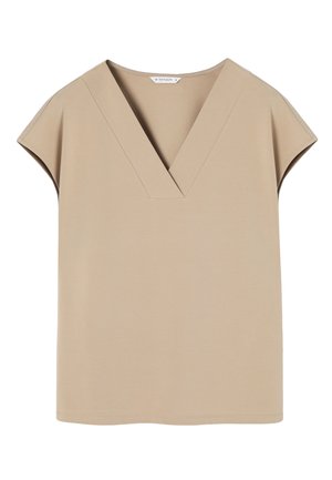 Top beige de manga corta hecho de una tela suave, con un escote en V profundo, silueta relajada y costuras mínimas a lo largo del dobladillo y las mangas.