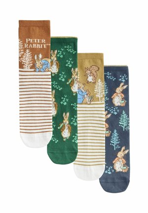 Quatre paires de chaussettes en coton avec différents motifs : marron avec un motif rayé et "Peter Rabbit", vert avec des lapins et des arbres, beige avec un écureuil, et marine avec des lapins.