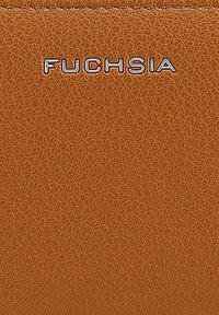 Matériau en cuir brun avec une finition texturée, présentant le mot "FUCHSIA" en relief argenté au centre.