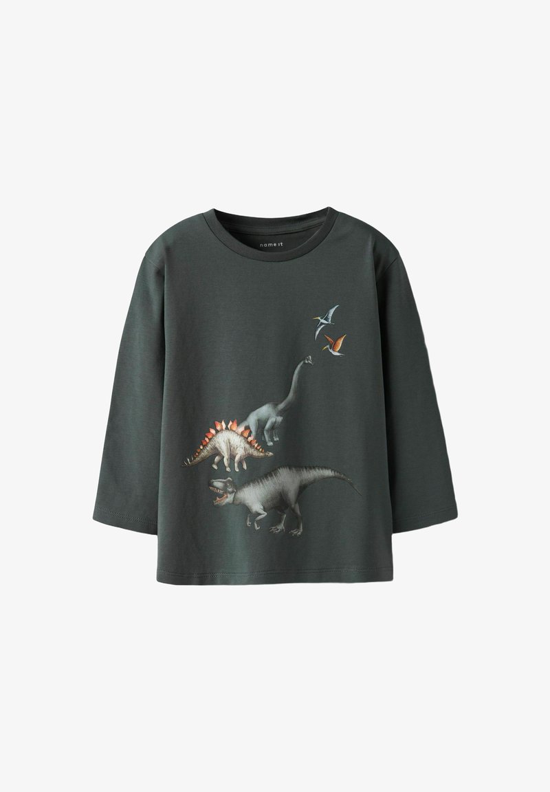 Dunkelgrünes Langarmshirt für Kinder mit bunten Illustrationen von vier verschiedenen Dinosauriern in verschiedenen Posen auf der Vorderseite.