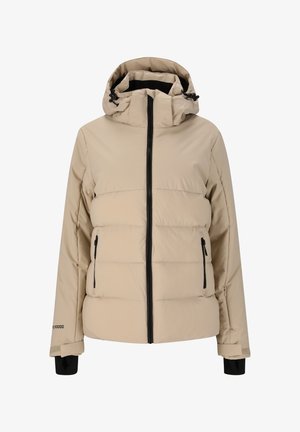Beige Daunenjacke mit hohem Kragen, Reißverschluss vorne und verstellbarer Kapuze. Verfügt über schwarze Reißverschlüsse und Seitentaschen. Glatte Textur.