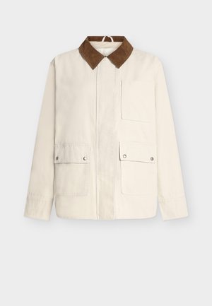 Veste beige avec col marron, fermeture éclair à l'avant et trois poches avant : deux avec rabats à bouton-pression et une poche ouverte sur la poitrine.