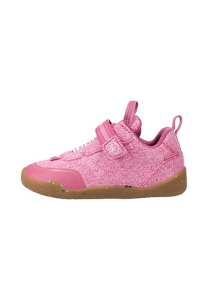 Lage roze sneaker met klittenbandsluiting, gebreide bovenkant en een bruine rubberen zool met meerkleurige spikkels.